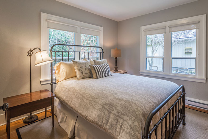 Queen Bedroom - Downstairs