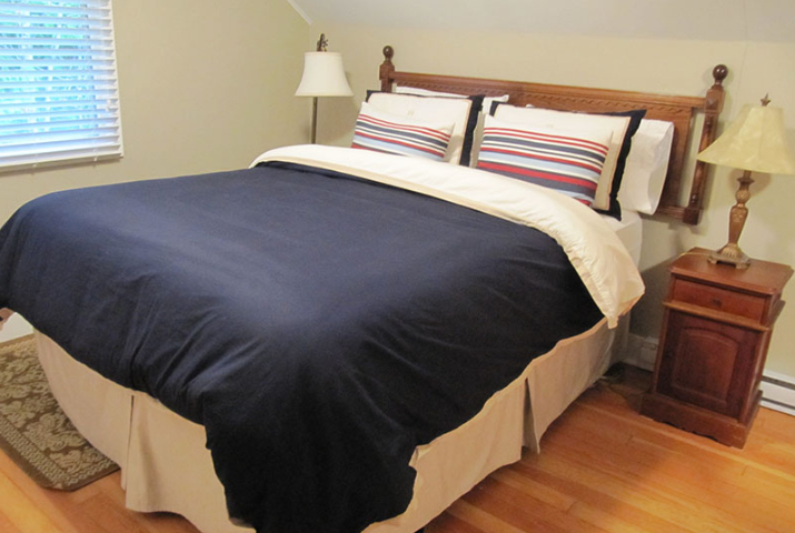 Queen Bedroom - Upstairs